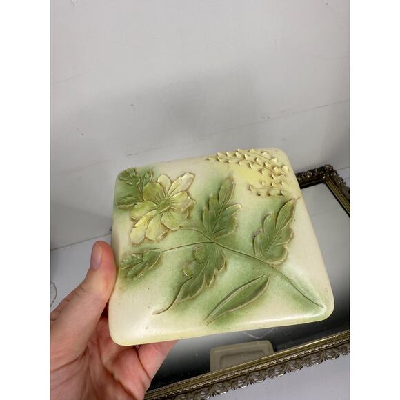 Beautiful Vintage Cream and Green Ceramic Dresser Box Raised Floral Decoration - Picture 10 of 10